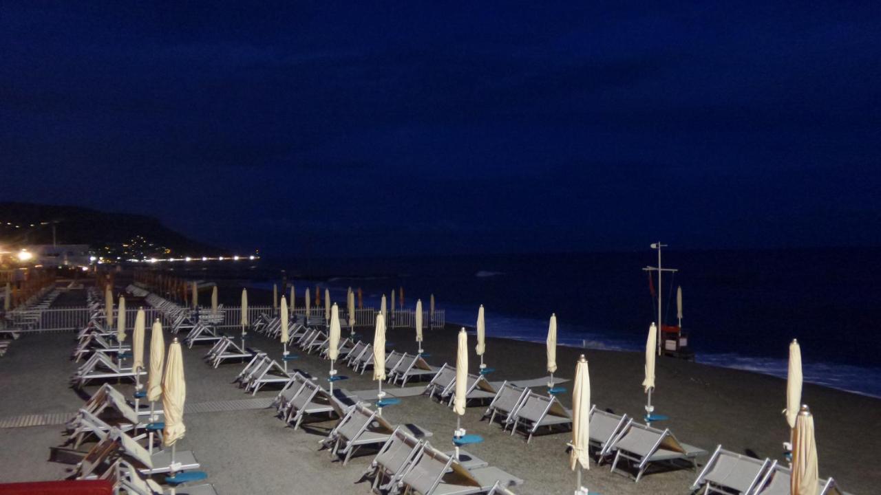 Ghiro Ghiotto Bed and Breakfast Pietra Ligure Εξωτερικό φωτογραφία
