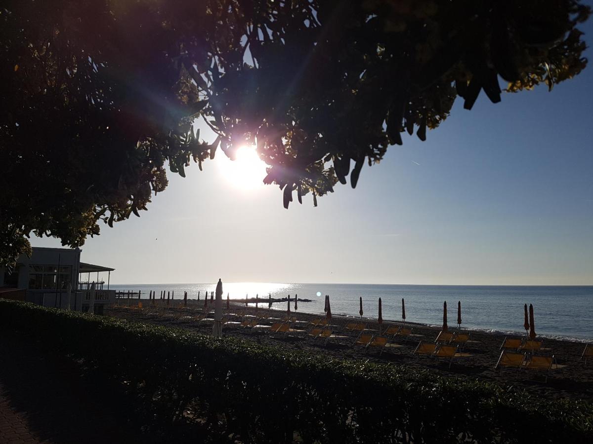Ghiro Ghiotto Bed and Breakfast Pietra Ligure Εξωτερικό φωτογραφία
