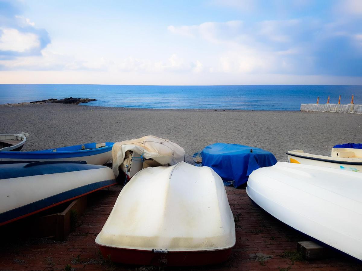 Ghiro Ghiotto Bed and Breakfast Pietra Ligure Εξωτερικό φωτογραφία