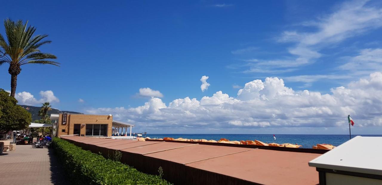 Ghiro Ghiotto Bed and Breakfast Pietra Ligure Εξωτερικό φωτογραφία